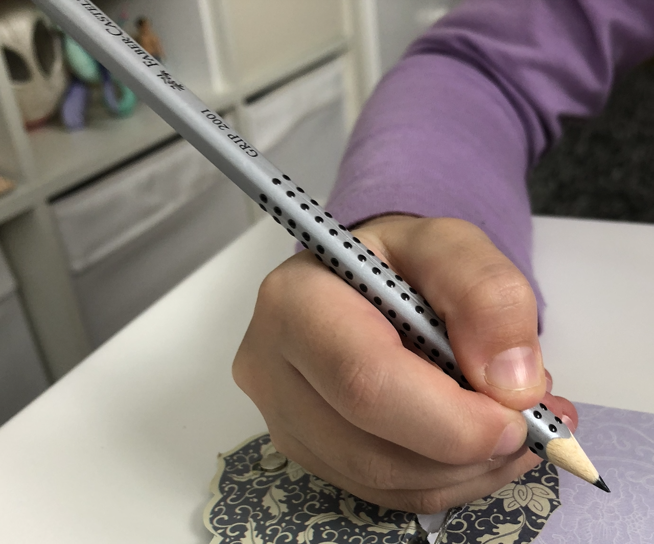 Kind haelt Bleistift